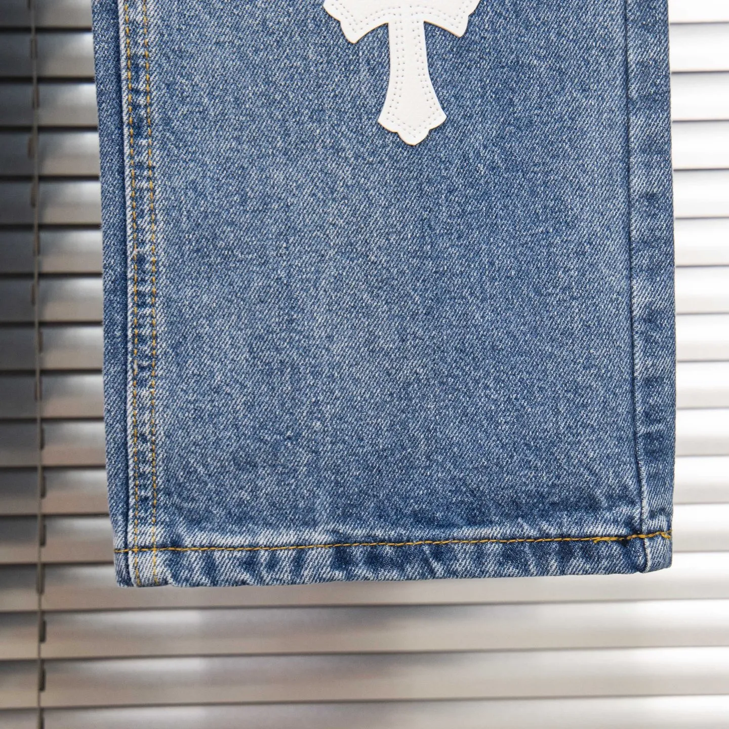 P260 Chrome Hearts light blue pants, Sanskrit black and white patchwork leather jeans. CH jeans need to be washed before being dismantled and then hand-stitched with sheepskin cross leather and then spliced ​​together. The whole piece has too many craftsmanship to explain. The patches are decorated with cross patterns, and the high-waisted washed jeans! ! Absolutely high-end luxury products, god-level single products and super popular products, made with top heavy industry, a must-see magic weapon. Customized hardware. The fabric is thick and soft after washing. It has good breathability. Customized small leather label. Unique design. The details are simple and elegant, and the workmanship is exquisite. The entire trousers are neatly routed and the details are in place! It’s so cool that both men and women can easily control the genderless trend! Style number: 1803# Color: blue Size: 28 30 32 34